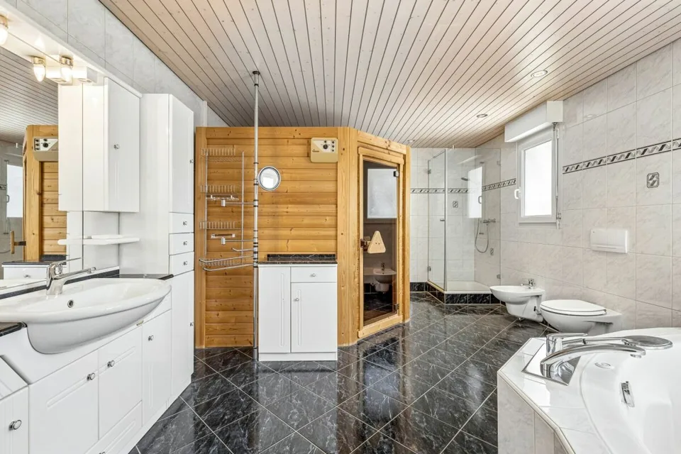 8.5-Zimmer-Einfamilienhaus mit Wintergarten, Pool und vielseitigem Raumangebot – Foto 9 von 14