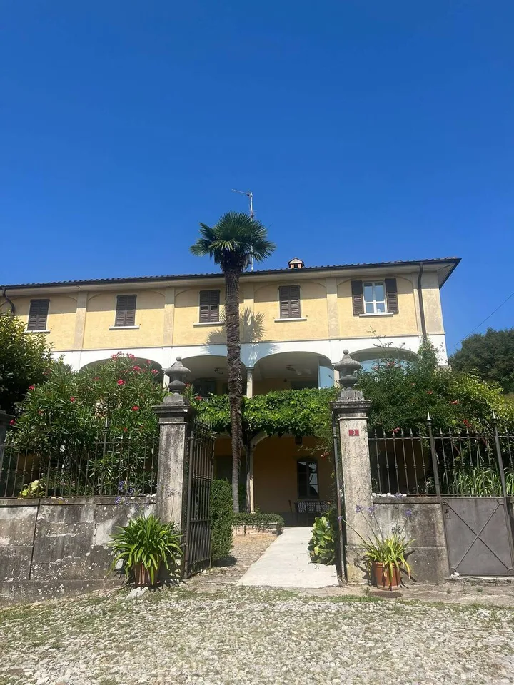 Maison fascinante dans la cour – photo 9 sur 10