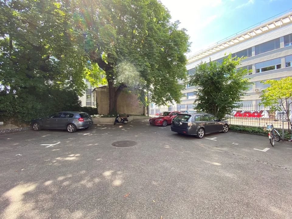 Stanco di cercare un posto auto? Ecco la tua occasione: posto auto all'aperto vicino ad Aeschenplatz