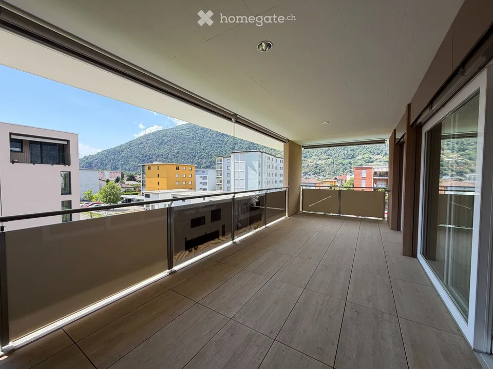 Elegante 3.5 Locali con Terrazzo, Doppi Servizi e 2 Posteggi