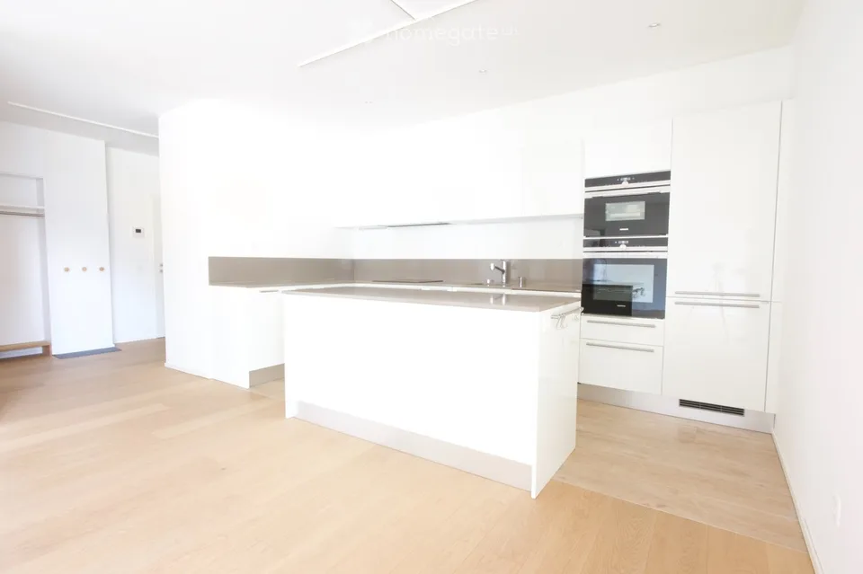 Elegantes 3.5-Zimmer-Wohnung mit Terrasse, Doppelsanitär und 2 Parkplätzen