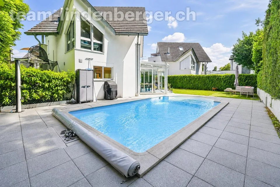 6½ Zi.-Wohntraum mit Pool in Binningen