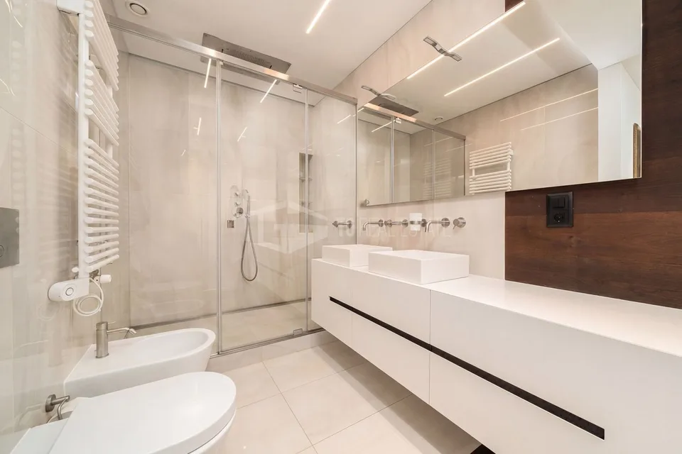 ÉLÉGANT PENTHOUSE AU 12E ÉTAGE AU CŒUR DE LUGANO – photo 9 sur 13