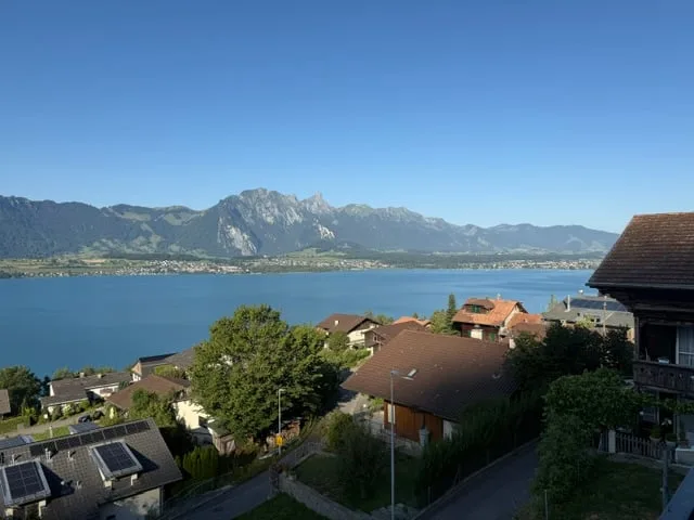 Incantevole appartamento mansardato di 4 locali con vista mozzafiato sul lago e le montagne a Oberhofen am Thunersee