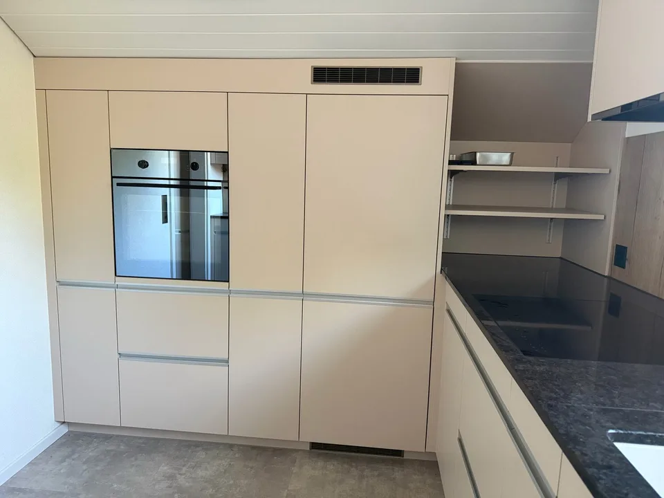 Charmante 4-Zimmer-Dachwohnung mit traumhaftem See- und Bergblick in Oberhofen am Thunersee – Foto 8 von 13