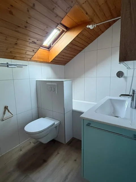 Charmante 4-Zimmer-Dachwohnung mit traumhaftem See- und Bergblick in Oberhofen am Thunersee – Foto 10 von 13