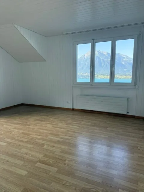 Charmante 4-Zimmer-Dachwohnung mit traumhaftem See- und Bergblick in Oberhofen am Thunersee – Foto 9 von 13