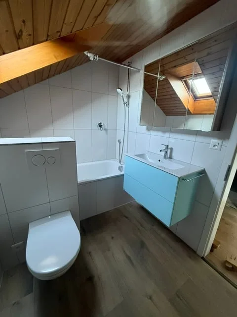 Charmante 4-Zimmer-Dachwohnung mit traumhaftem See- und Bergblick in Oberhofen am Thunersee – Foto 11 von 13