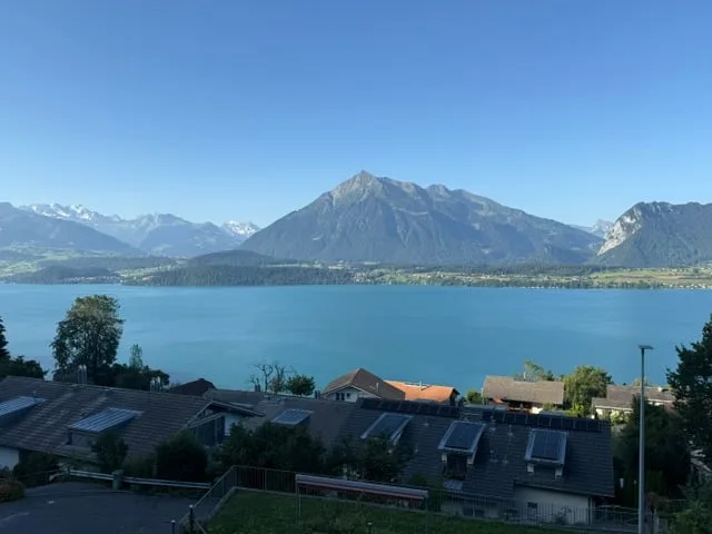 Incantevole appartamento mansardato di 4 locali con vista mozzafiato sul lago e le montagne a Oberhofen am Thunersee