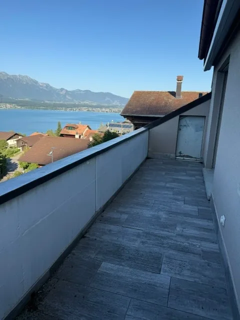 Incantevole appartamento mansardato di 4 locali con vista mozzafiato sul lago e le montagne a Oberhofen am Thunersee
