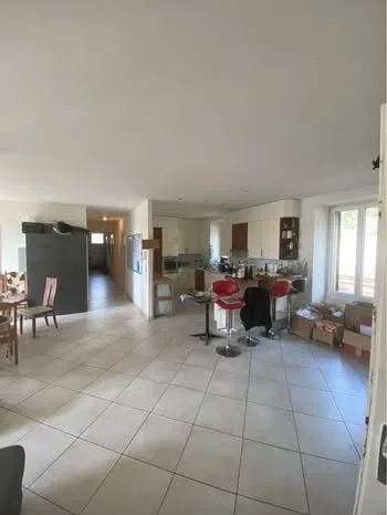 Grande camera in una grande condivisione di 7 persone