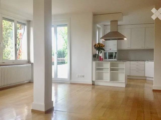 Appartamento tranquillo di 4,5 locali con balcone in una posizione centrale in un vecchio edificio charmante