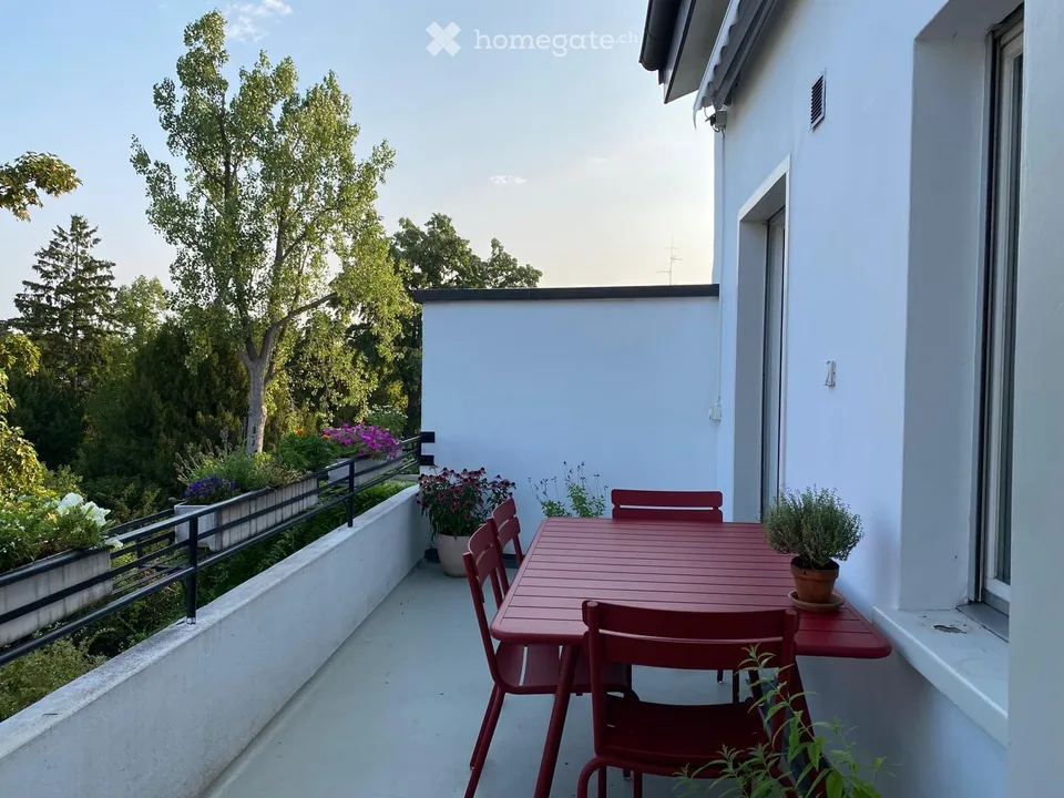 Ruhige 4.5-Zimmer-Wohnung mit Balkon an zentraler Lage in charmantem Altbau