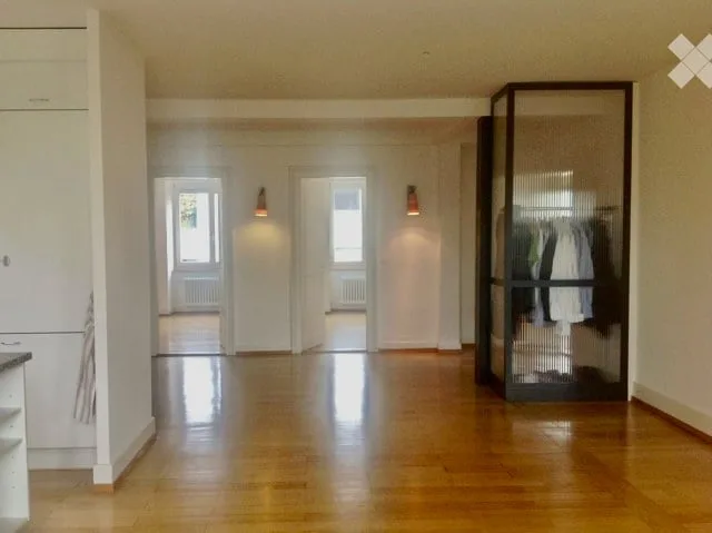 Appartamento tranquillo di 4,5 locali con balcone in una posizione centrale in un vecchio edificio charmante