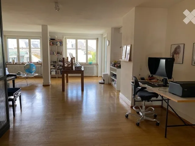 Appartamento tranquillo di 4,5 locali con balcone in una posizione centrale in un vecchio edificio charmante