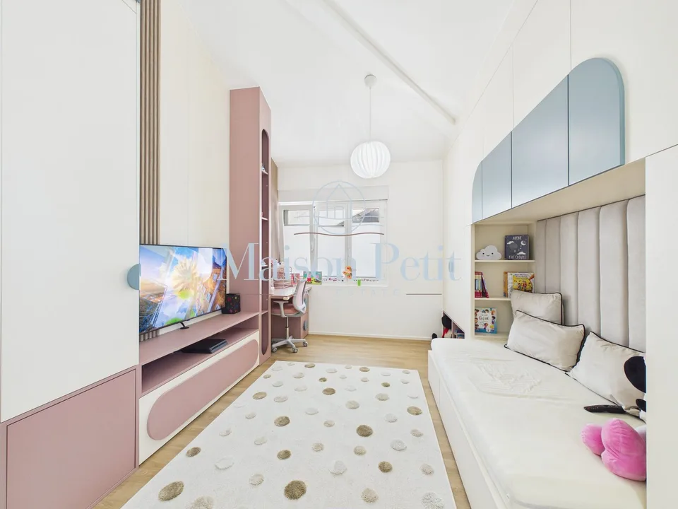 Design d'intérieur rencontre sentiment de vie une maison unifamiliale qui impressionne à l'intérieur et à l'extérieur