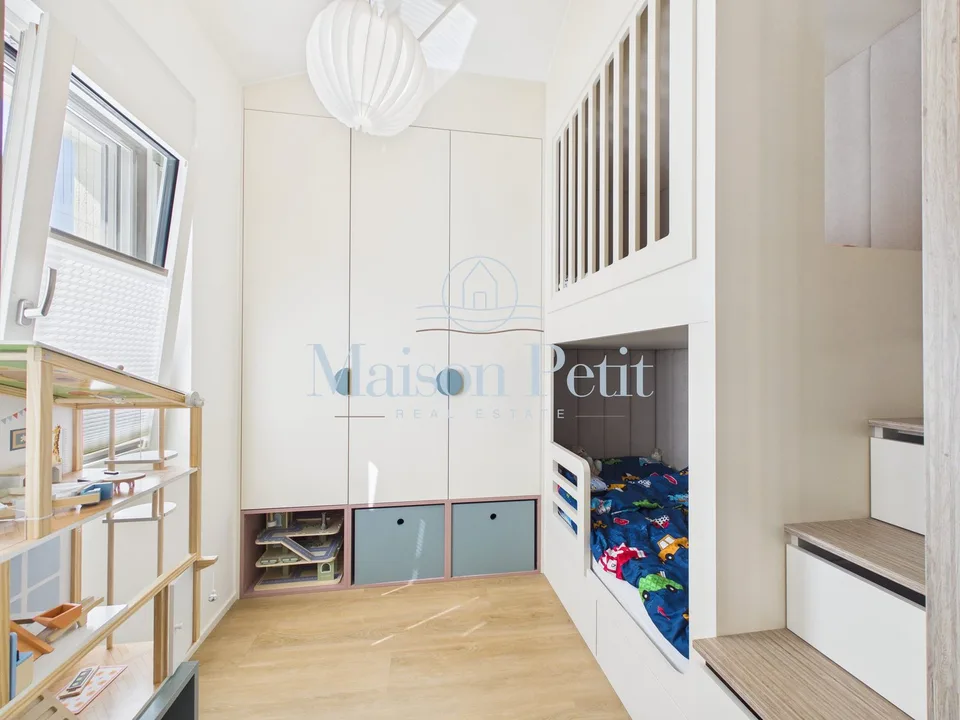 Design d'intérieur rencontre sentiment de vie une maison unifamiliale qui impressionne à l'intérieur et à l'extérieur