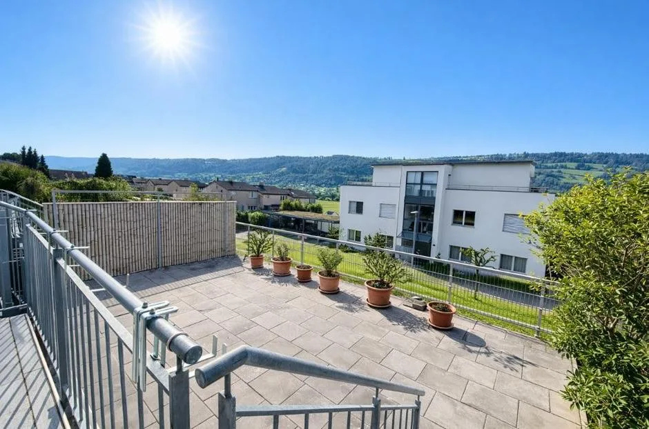 Molta spazio per la famiglia: casa a schiera moderna di 5.5 locali con vista sulla montagna a Belp