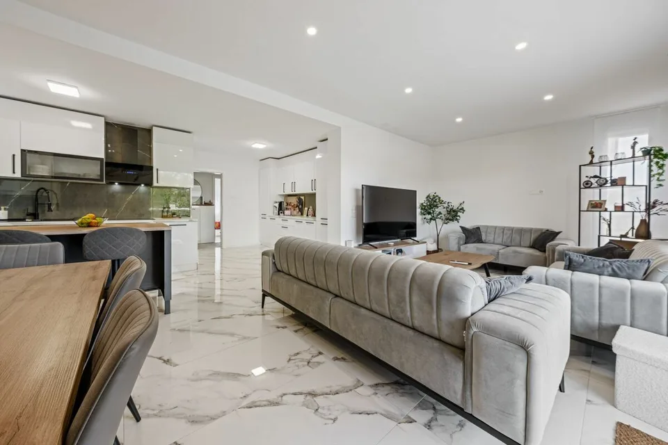 Casa familiare completamente ristrutturata con un potenziale di rendita attraente – foto 10 di 13