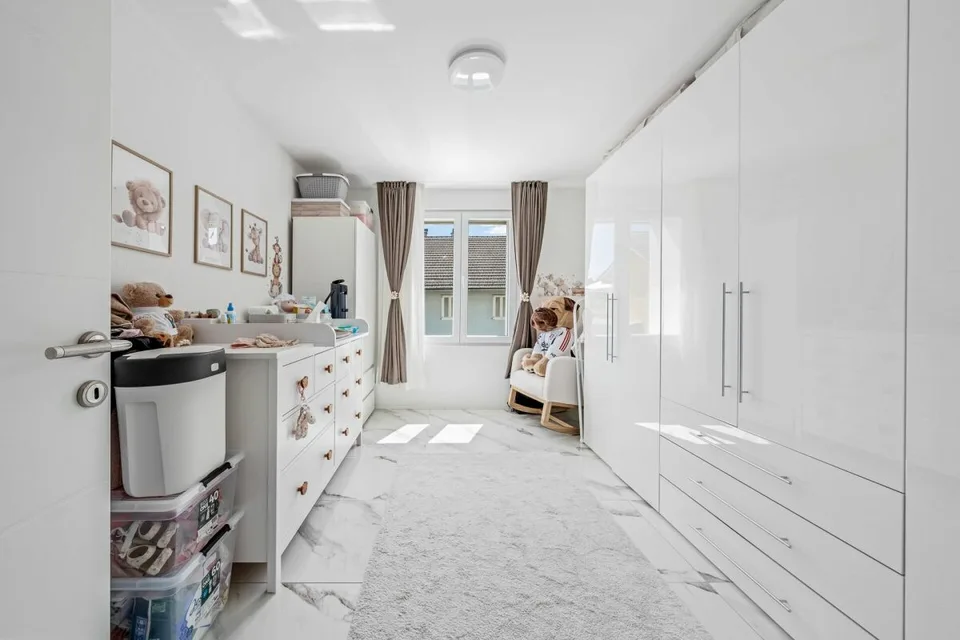 Casa familiare completamente ristrutturata con un potenziale di rendita attraente – foto 8 di 13