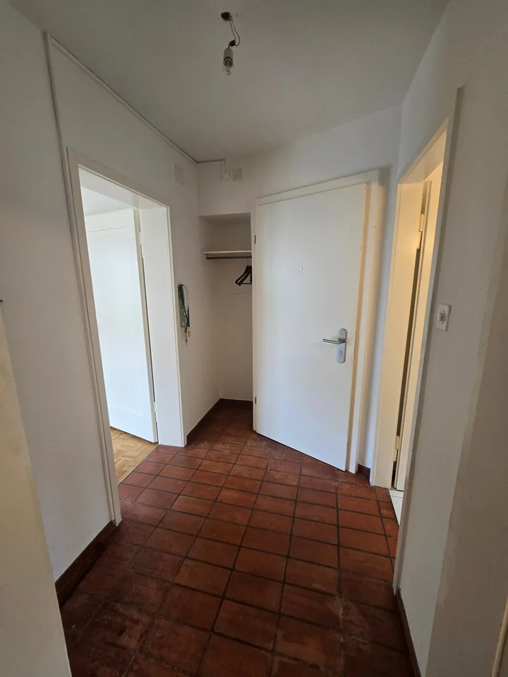 Appartement jardin 2 pièces avec espace de sièges ensoleillé dans un environnement vert