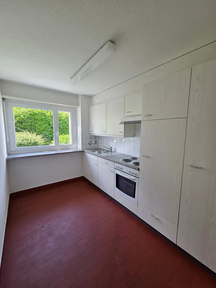 Appartement jardin 2 pièces avec espace de sièges ensoleillé dans un environnement vert