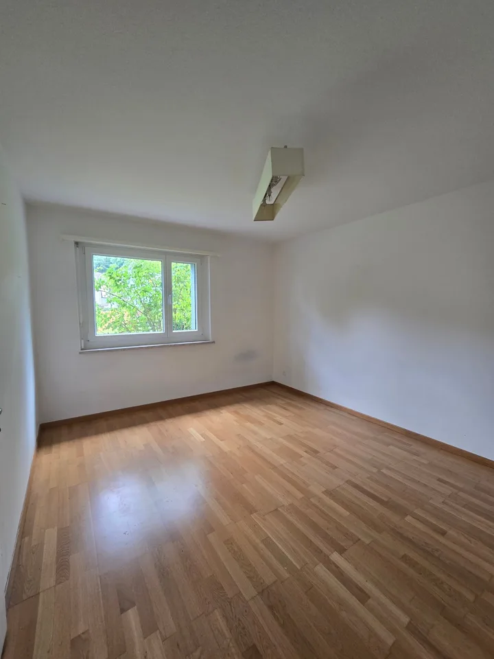 Appartement jardin 2 pièces avec espace de sièges ensoleillé dans un environnement vert