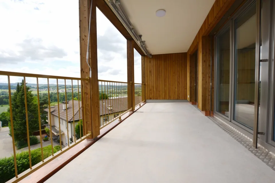Moderne 3.5-Zimmer-Wohnung mit Balkon und Weitsicht