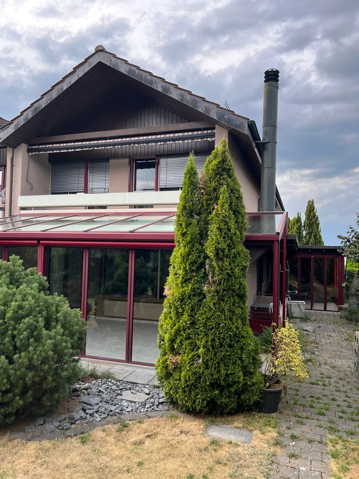 Affascinante casa a schiera di 5.5 locali con giardino, serre e camino