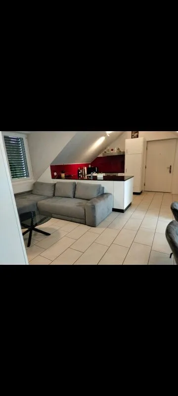 Charmant et merveilleusement lumineux - appartement en attique de 2,5 pièces à Windisch