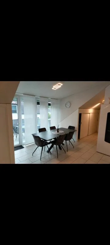 Charmant et merveilleusement lumineux - appartement en attique de 2,5 pièces à Windisch