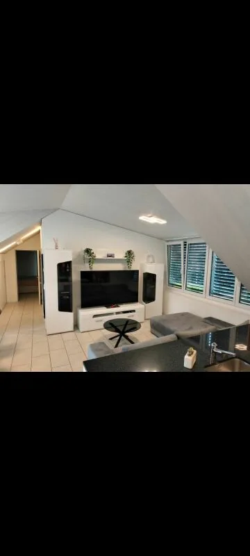 Charmant et merveilleusement lumineux - appartement en attique de 2,5 pièces à Windisch