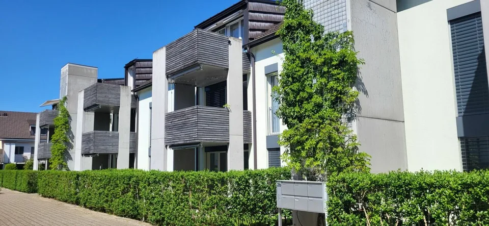 Charmant et merveilleusement lumineux - appartement en attique de 2,5 pièces à Windisch