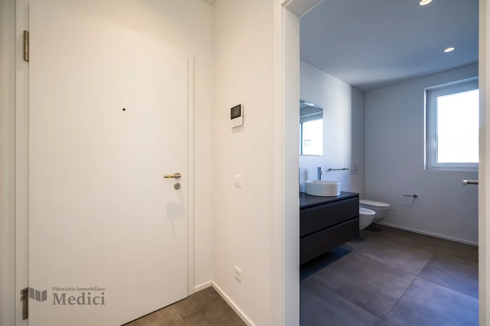Moderne 2.5 Zimmerwohnung hocher Standard in einer Villa aus der Epoche – Foto 11 von 13