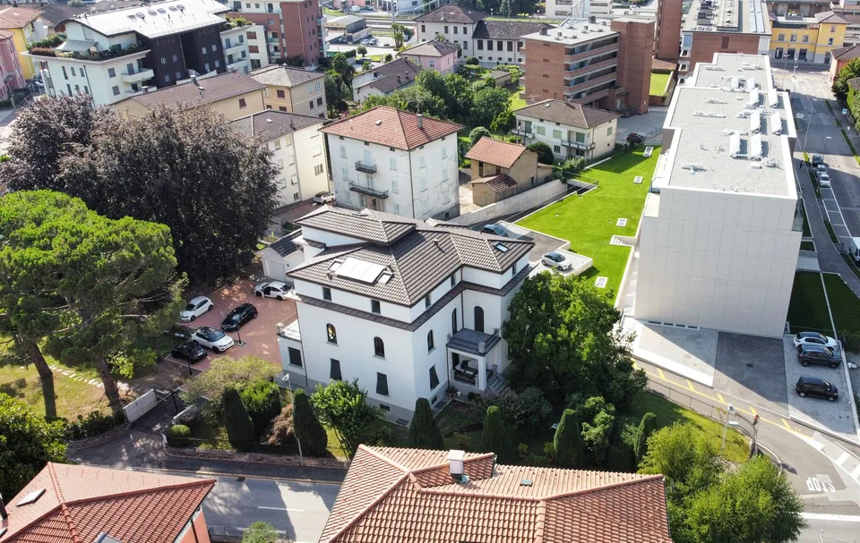 MODERNO 2.5 LOCALI ALTO STANDING IN VILLA D'EPOCA