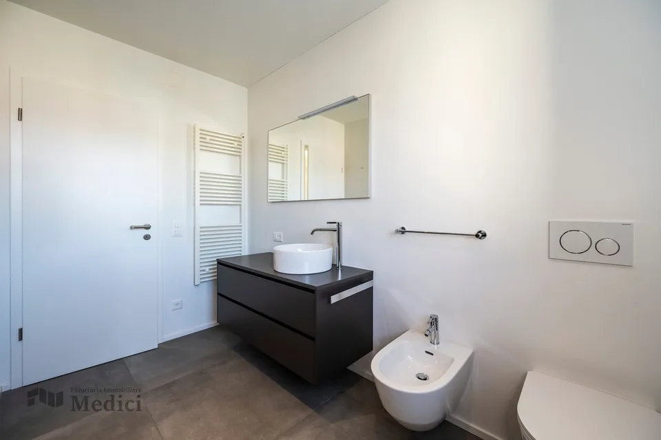 Moderne 2.5 Zimmerwohnung hocher Standard in einer Villa aus der Epoche – Foto 12 von 13