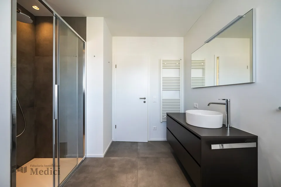 Moderne 2.5 Zimmerwohnung hocher Standard in einer Villa aus der Epoche – Foto 10 von 13