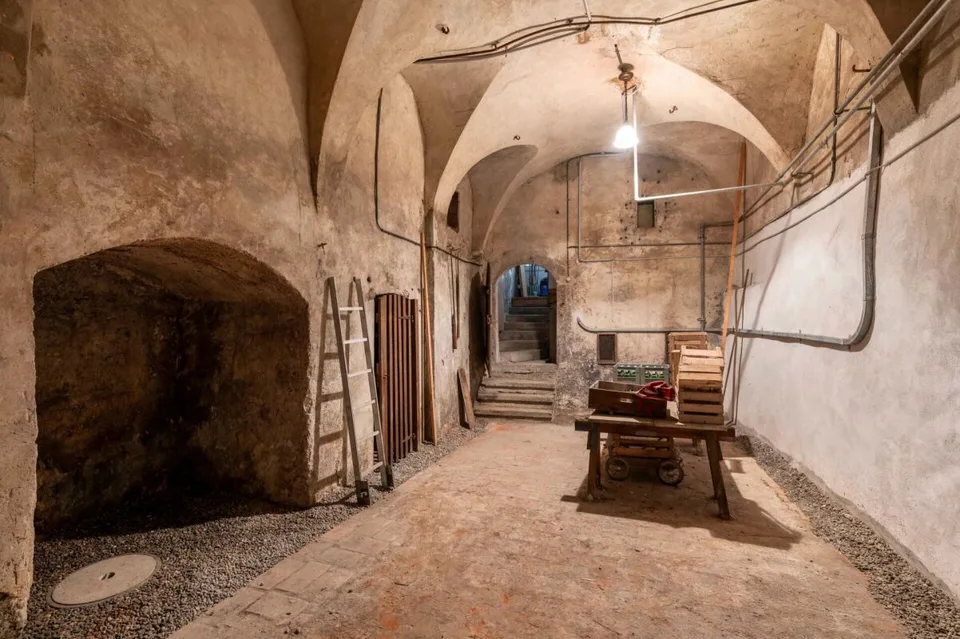 Maison historique du vieux quartier avec des espaces de vie spacieux et un espace commercial/vente au rez-de-chaussée – photo 9 sur 18