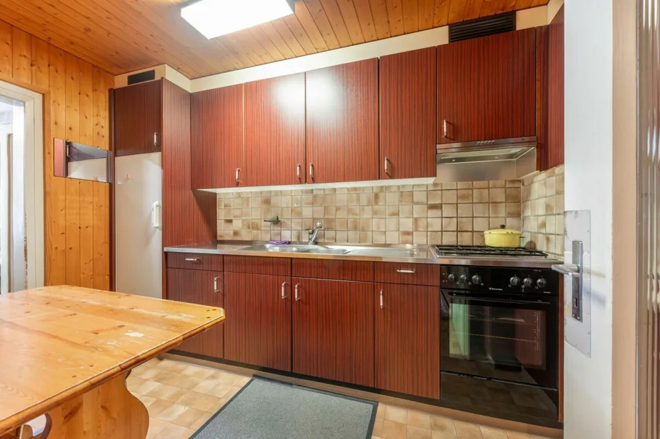 Maison historique du vieux quartier avec des espaces de vie spacieux et un espace commercial/vente au rez-de-chaussée – photo 11 sur 18