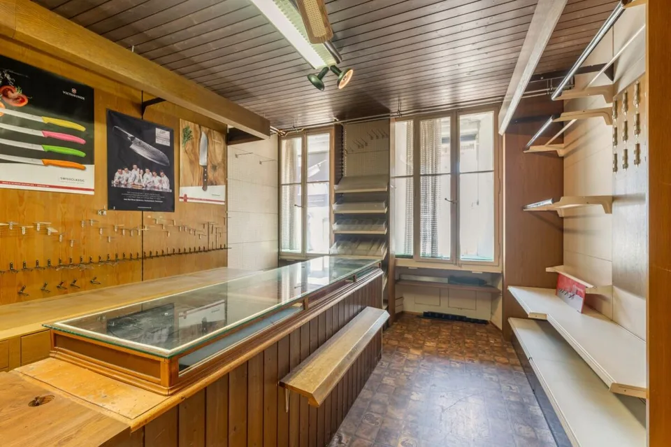 Casa storica del centro storico con ampi spazi abitativi e spazio commerciale/vendita al piano terra