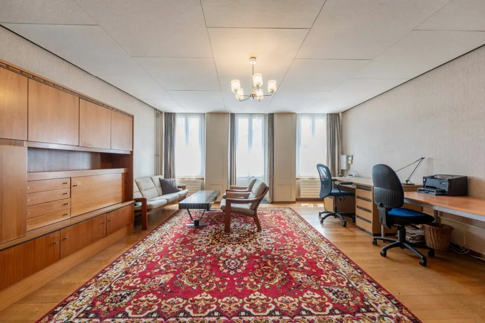 Maison historique du vieux quartier avec des espaces de vie spacieux et un espace commercial/vente au rez-de-chaussée – photo 10 sur 18