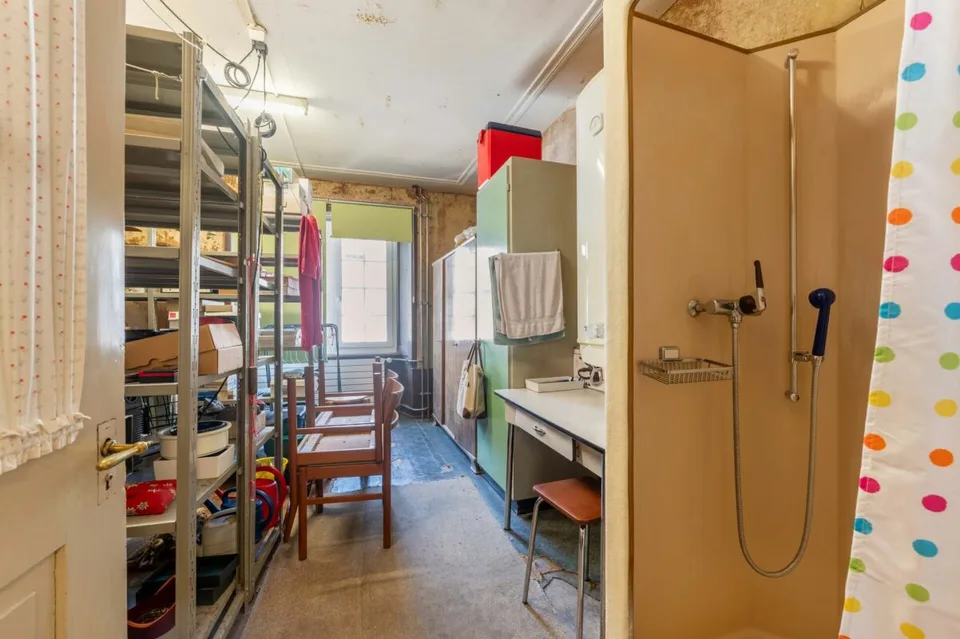 Maison historique du vieux quartier avec des espaces de vie spacieux et un espace commercial/vente au rez-de-chaussée – photo 12 sur 18