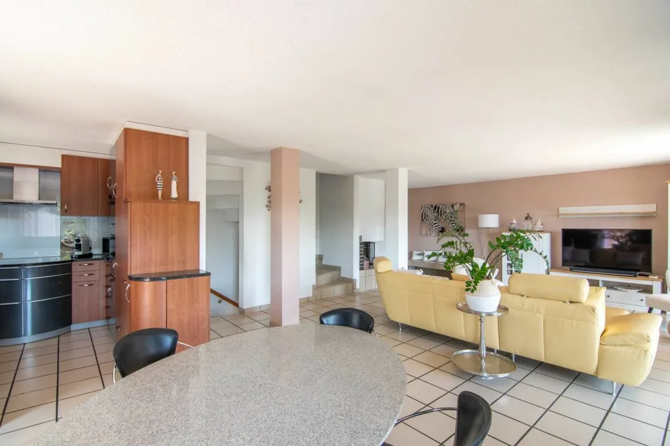 Sehr gepflegtes 5.5-Zimmer Doppeleinfamilienhaus mit traumhaftem Garten, Weitsicht und Platz für die ganze Familie!