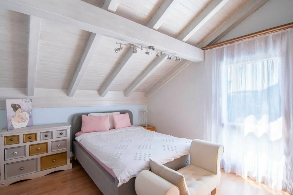 Casa a schiera di 5,5 locali molto ben curata con giardino da sogno, vista panoramica e spazio per tutta la famiglia! – foto 6 di 14