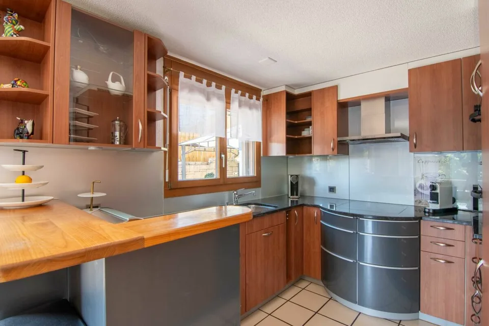 Sehr gepflegtes 5.5-Zimmer Doppeleinfamilienhaus mit traumhaftem Garten, Weitsicht und Platz für die ganze Familie!