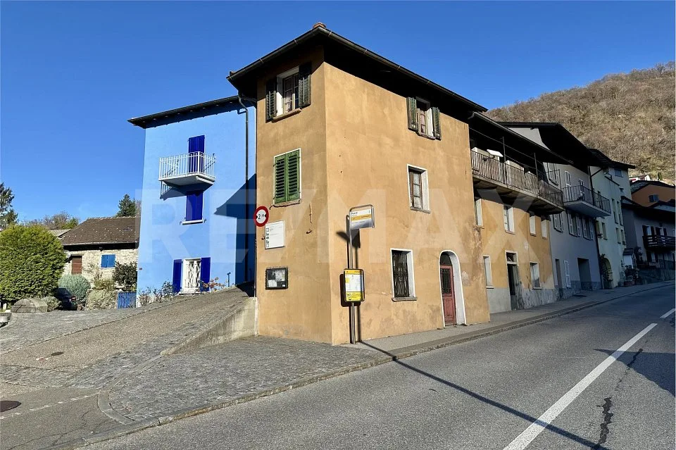 Casa di Nucleo Ticinese con Spazio Commerciale e Potenziale di Rist...