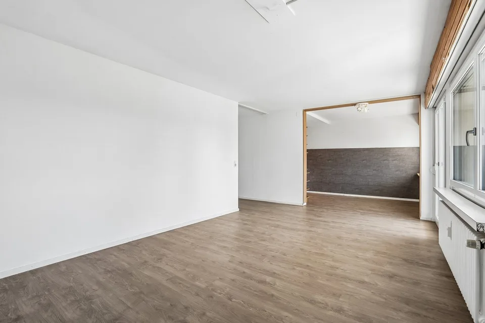 Appartamento luminoso 4.5 locali con balcone spazioso e vista panoramica in una zona familiare