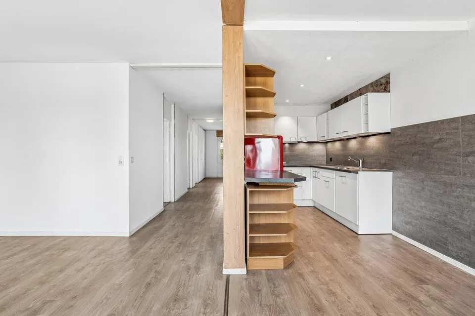 Appartamento luminoso 4.5 locali con balcone spazioso e vista panoramica in una zona familiare