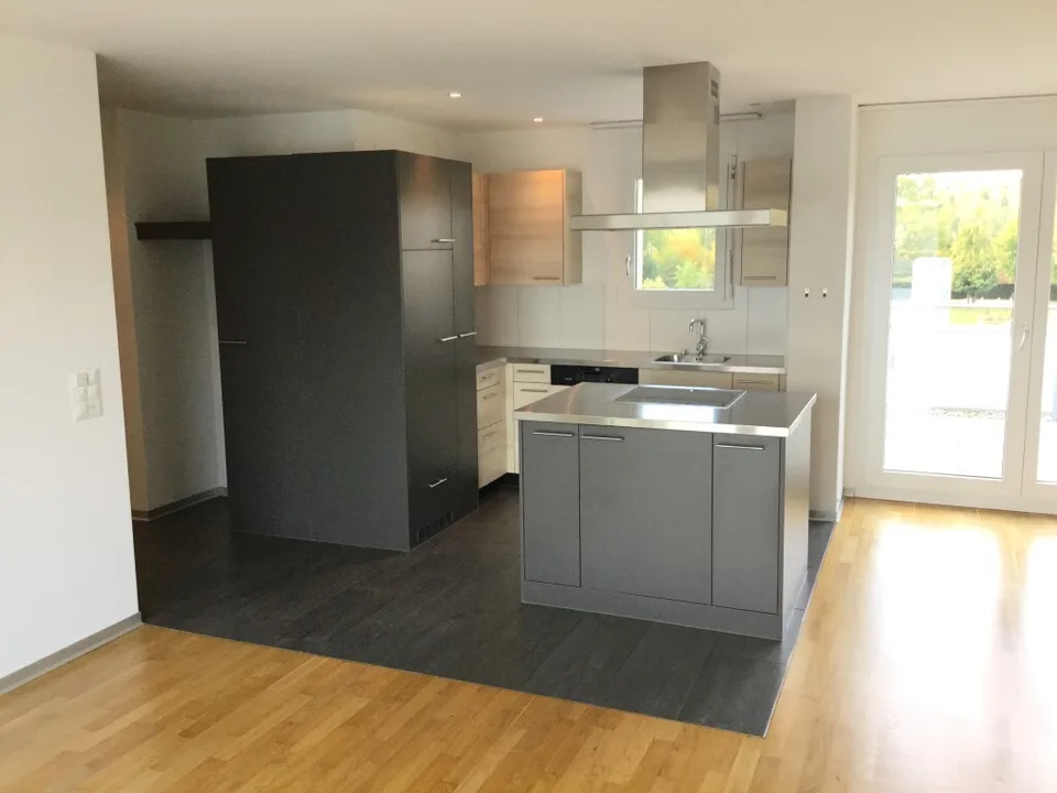 Appartamento moderno in mansarda di 3,5 locali con terrazza a Kemptthal