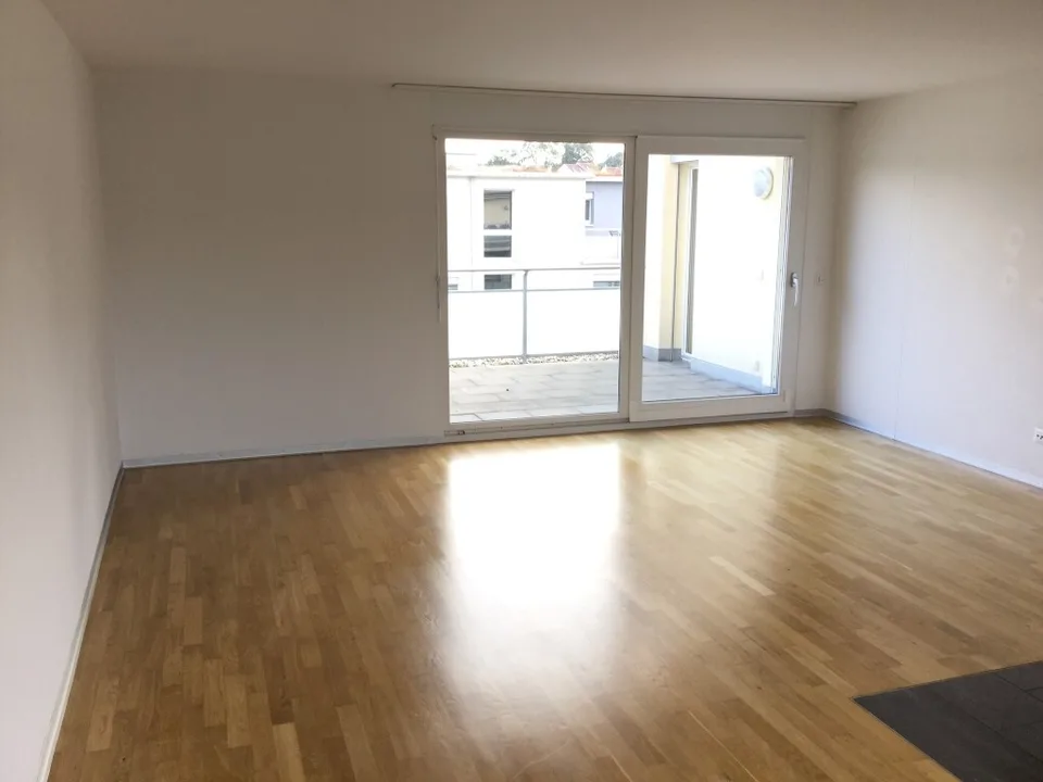 Appartamento moderno in mansarda di 3,5 locali con terrazza a Kemptthal